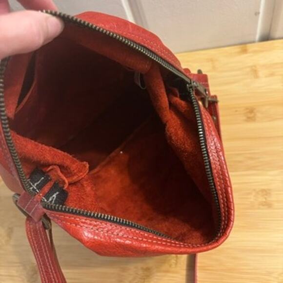 Kurier Red Leather Crossbody Bag Adjustable Strap Brass Hardware 12x11x6.5 - Picture 10 of 10